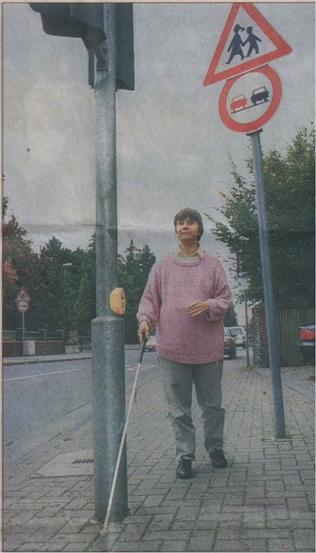 Brigitte Berg mit Langstock beim suchen der Ampel